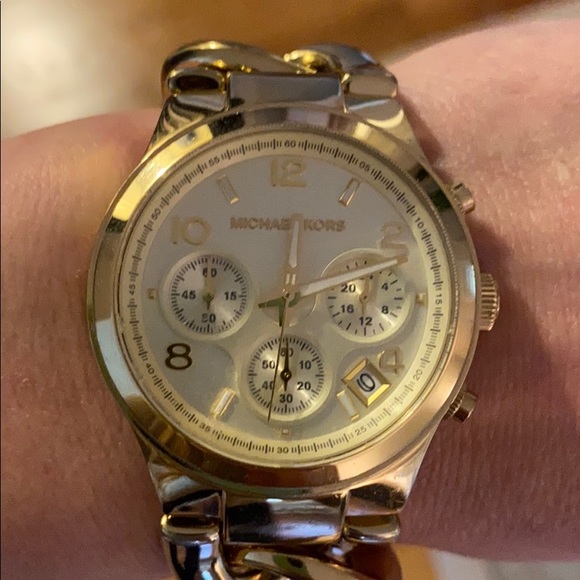 Michael Kors Gold Chain Link Watch - Picture 5 of 5